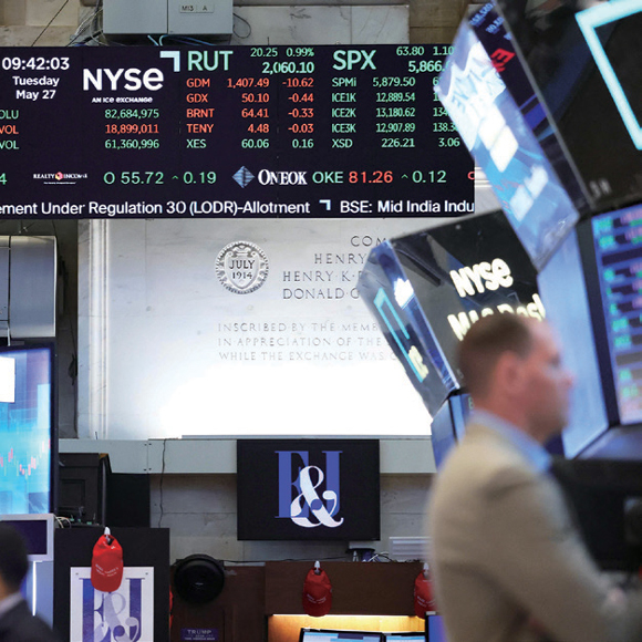 5월27일 뉴욕증권거래소에서 트레이더가 바쁘게 움직이고 있다. ⓒ연합뉴스