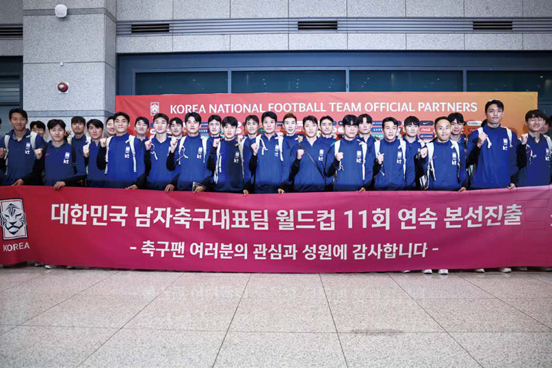 11회 연속 월드컵 본선 진출에 성공한 대한민국 축구 대표팀이 6월6일 인천국제공항을 통해 귀국 후 기념촬영을 하고 있다. ⓒ연합뉴스