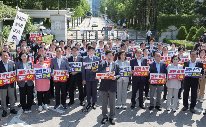 국민의힘 권성동 원내대표가 6월11일 이재명 대통령의 공직선거법 위반 사건의 파기환송심을 사실상 무기한 연기한 서울고등법원 앞에서 열린 현장 의원총회에서 발언하고 있다. ⓒ연합뉴스