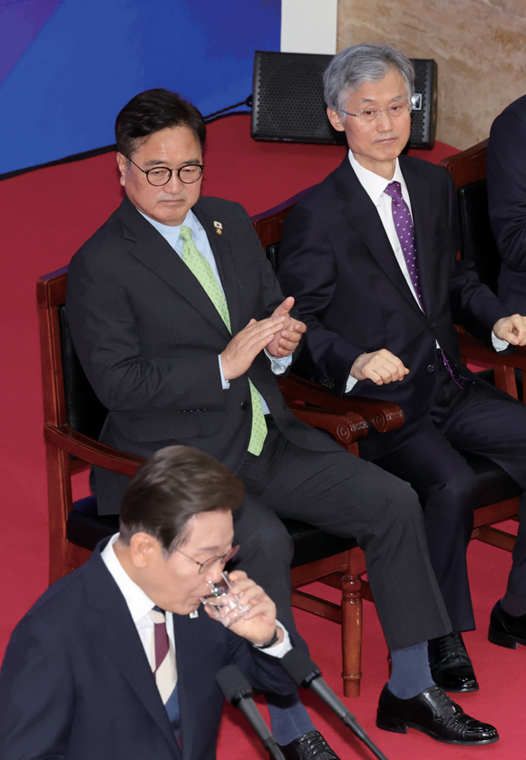 이재명 대통령이 6월4일 서울 여의도 국회 본청 로텐더홀에서 제21대 대통령 취임선서를 위해 목을 축이는 가운데 우원식 국회의장, 조희대 대법원장(맨 오른쪽)이 이 대통령을 바라보고 있다. ⓒ뉴스1