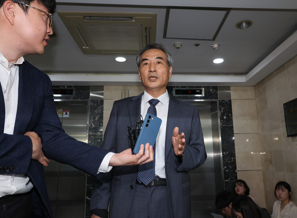 윤석열 전 대통령의 부인 김건희 여사 의혹을 수사할 민중기 특별검사가 17일 서울 서초구 사무실 앞에서 취재진의 질문에 답하고 있다. ⓒ연합뉴스