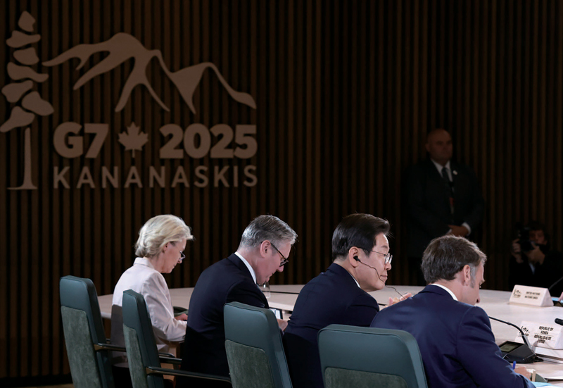 이재명 대통령이 6월17일(현지시간) 캐나다 앨버타주 카나나스키스 주요 7개국(G7) 정상회의장에서 업무 오찬을 겸해 열린 G7 정상회의 확대세션에 참석해 있다. 오른쪽부터 에마뉘엘 마크롱 프랑스 대통령, 이 대통령, 키어 스타머 영국 총리, 우르줄라 폰데어라이엔 유럽연합(EU) 집행위원장 ⓒ연합뉴스