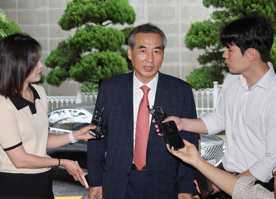 김건희 여사를 둘러싼 각종 의혹을 수사를 맡게된 민중기 특별검사가 20일 서울 서초구 서초동에 마련된 임시 사무실로 출근하며 취재진의 질문을 받고 있다. ⓒ연합뉴스