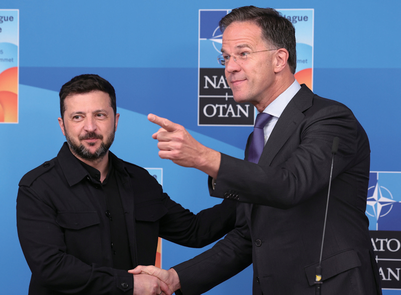 6월24일 네덜란드 헤이그에서 열린 나토 정상회의를 계기로 진행된 양자 회담에 앞서, 나토 사무총장 마르크뤼터(오른쪽)가 우크라이나 대통령 볼로디미르 젤렌스키와 악수하고 있다. ⓒAP 연합