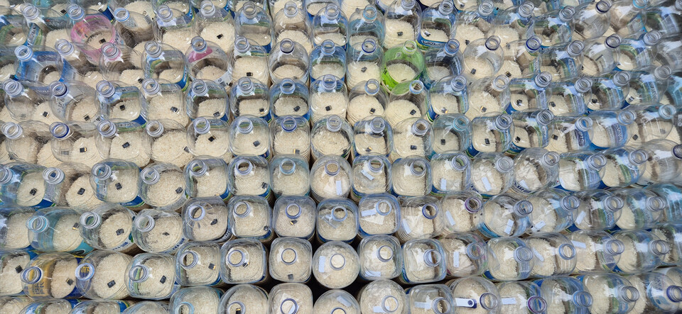 27일 인천 강화경찰서는 이날 새벽 강화군 하점면 망월돈대에서 쌀 등이 담긴 페트병 1300여 개를 북한을 향해 살포하려던 미국인 6명을 검거해 수사 중이라고 밝혔다. 기사 내용과는 직접적인 관련이 없는 사진 ⓒ큰샘 제공