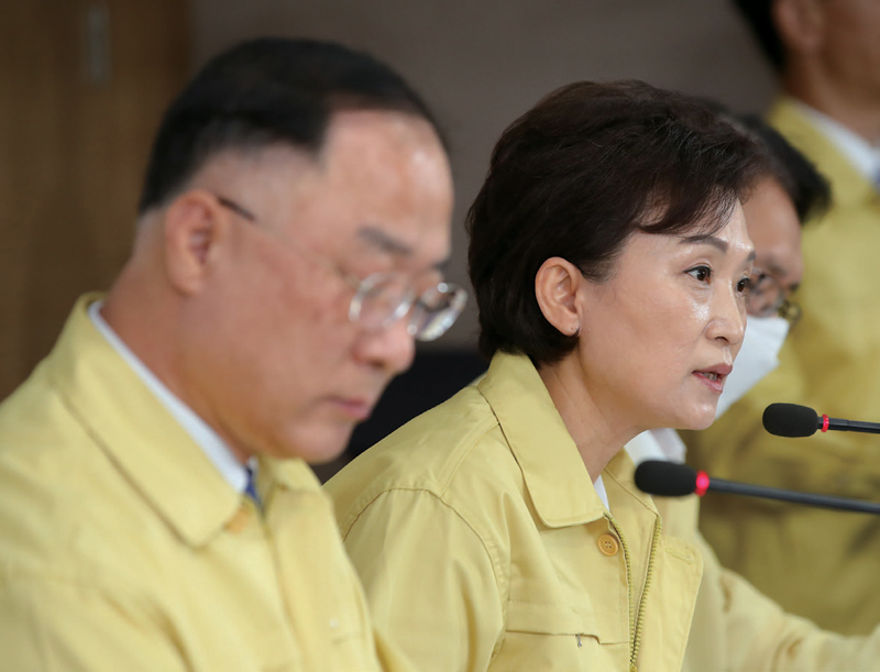 김현미 당시 국토교통부 장관이 2020년 7월10일 정부서울청사에서 열린 6·17 부동산 정책 후속 대책 발표 브리핑에서 취재진 질문에 답하고 있다. 왼쪽은 홍남기 경제부총리 ⓒ연합뉴스