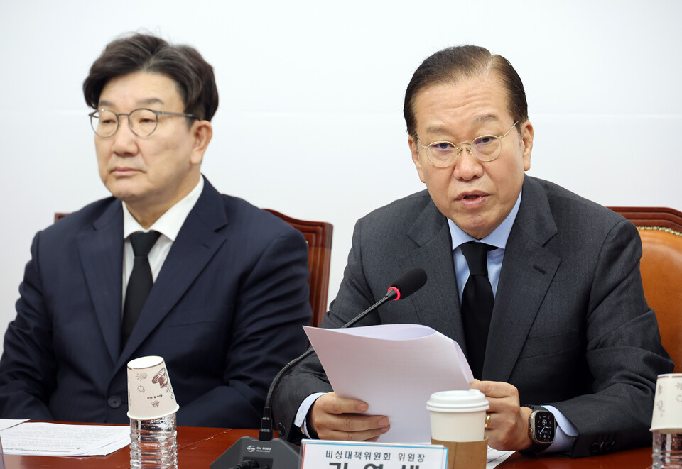 권영세 국민의힘 당시 비상대책위원장(오른쪽)이 2025년 3월27일 국회에서 열린 비상대책위원회의에서 발언하고 있다. 사진 왼쪽은 권성동 당시 원내대표. ⓒ연합뉴스