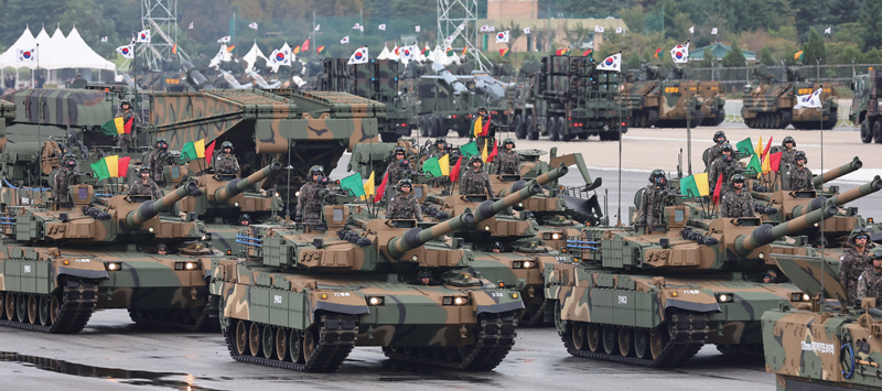 2024년 10월1일 경기도 성남 서울공항에서 열린 건군 76주년 국군의날 기념식에서 K2 전차 분열이 펼쳐지고 있다. ⓒ연합뉴스