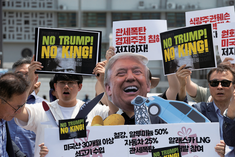 6월18일 주한 미국대사관 밖에서 시위대가 트럼프 미국 대통령의 관세 정책에 반대하는 집회에서 구호를 외치고 플래카드를 들고 있다. ⓒEPA 연합