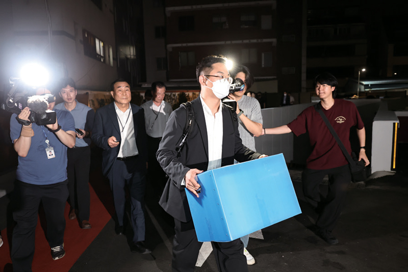 윤석열 전 대통령 배우자 김건희 여사를 둘러싼 각종 의혹을 수사하는 민중기 특별검사팀이 7월3일 서울 종로구 삼부토건이 입주한 빌딩에서 압수수색을 마친 뒤 압수품을 들고 이동하고 있다. ⓒ연합뉴스