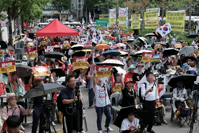 12·3 비상계엄과 관련해 특검의 수사를 받는 윤석열 전 대통령의 두 번째 영장실질심사 날인 7월9일, 서울 서초구 중앙지법 인근에서 윤 전 대통령의 지지자들이 “영장 기각”을 외치고 있다. ⓒ시사저널 임준선