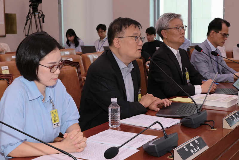 김예원 장애인권법센터 변호사, 김필성 법무법인 가로수 변호사, 김종민 법무법인 MK파트너스 변호사, 황문규 중부대 경찰행정학 교수(왼쪽부터)가 7월9일 서울 여의도 국회 법제사법위원회에서 열린 검찰개혁 법안 관련 공청회에 자리하고 있다. ⓒ연합뉴스