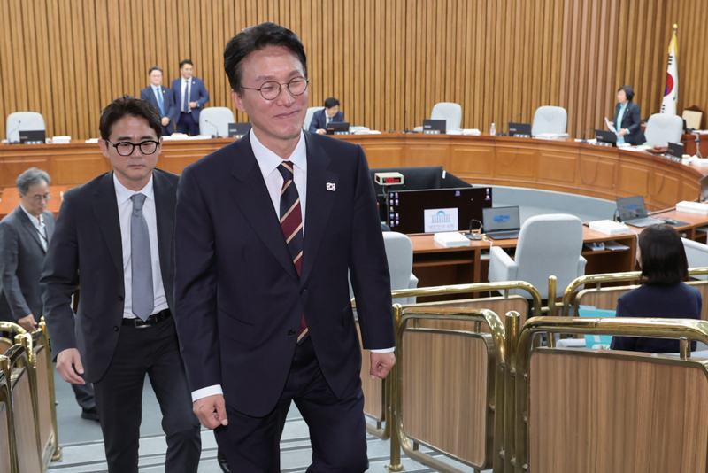 김민석 당시 국무총리 후보자가 6월25일 서울 국회에서 자료 제출 등을 둘러싼 여야 대립으로 인사청문회 속개가 지연되자 후보자석을 잠시 떠나고 있다. ⓒ연합뉴스
