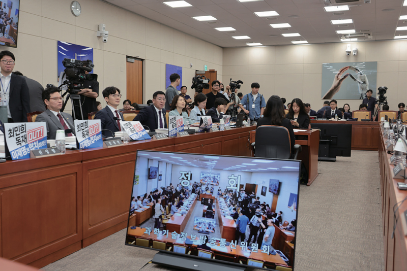 7월14일 국회 과학기술정보방송통신위원회에서 열린 배경훈 과학기술정보통신부 장관 후보자 인사청문회가 청문회장 내 인쇄물 부착을 둘러싼 여야 갈등으로 파행을 겪고 있다. ⓒ시사저널 이종현