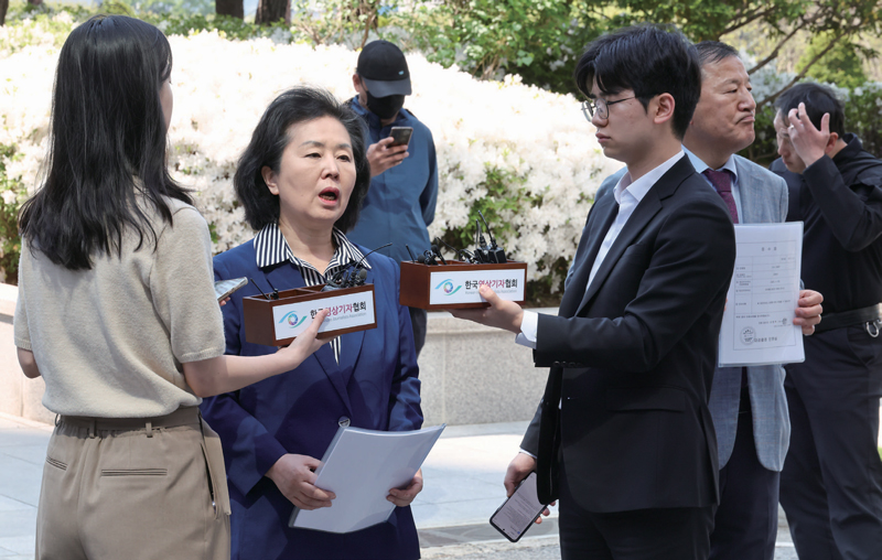 4월29일 김영선 전 국민의힘 의원이 공천 개입·여론조사 의혹 관련 조사를 받기 위해 참고인 신분으로 서울고검에 들어서며 취재진 질문에 답하고 있다. ⓒ시사저널 최준필