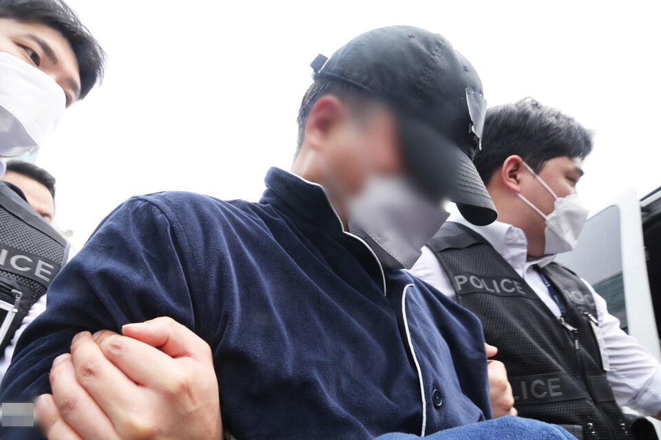 부모와 처자식 등 일가족 5명을 살해한 혐의를 받는 50대 남성 이아무개씨가 4월17일 구속 전 피의자 심문(영장실질심사)에 출석하기 위해 경기 용인동부경찰서 유치장을 나서는 모습 ⓒ연합뉴스