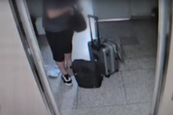 아들을 사제 총기로 쏜 60대 남성이 범행 전 가방을 들고 이동하는 모습 ⓒYTN 방송화면 캡처