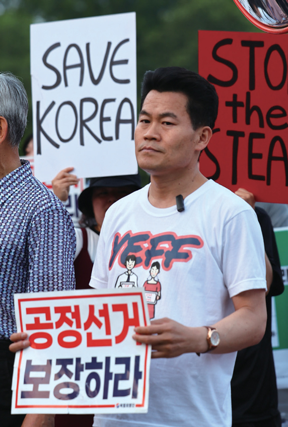 전 한국사 강사 전한길씨가 5월30일 경기도 과천시 중앙선거관리위원회 앞에서 열린 사전투표 폐지 및 공정선거 보장 촉구 집회에 참석해 있다. ⓒ연합뉴스