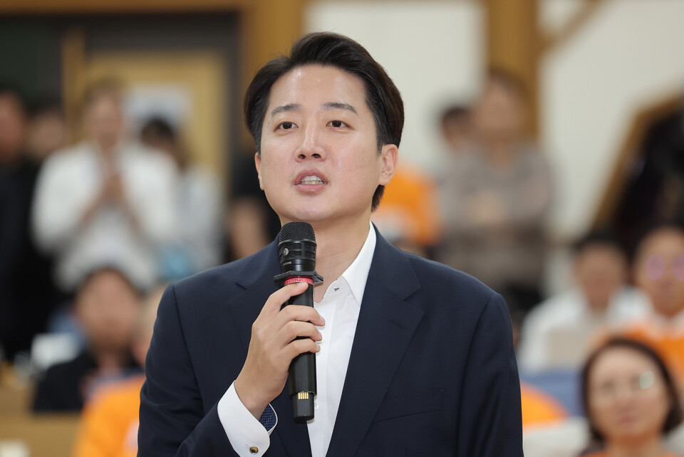 대선 후보였던 이준석 개혁신당 의원이 6월3일 방송 3사 출구조사 발표를 확인한 뒤 서울 국회 여의도 의원회관에 마련된 당 개표상황실에 도착해 소감을 밝히고 있다. ⓒ연합뉴스