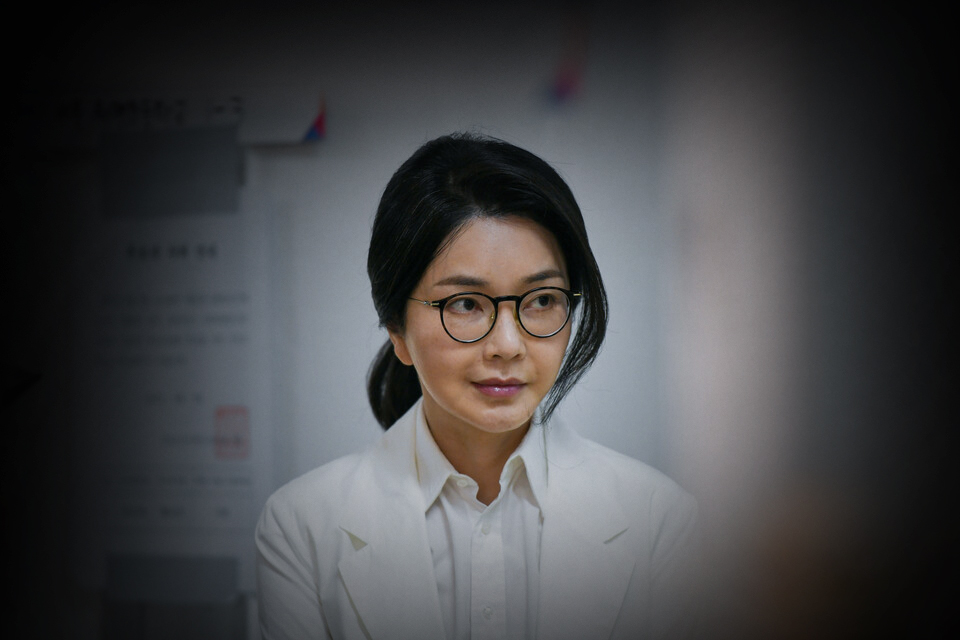 윤석열 전 대통령의 배우자인 김건희 여사. 그는 △도이치모터스(067990) 주가조작 의혹 △명품백 수수 의혹 △명태균·건진법사 등의 국정 개입 및 인사 개입 의혹의 중심에 있다. ⓒ시사저널 양선영 디자이너·연합뉴스