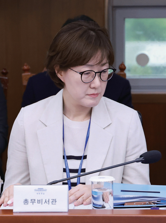김현지 대통령실 총무비서관이 7월17일 서울 용산 대통령실 청사에서 열린 4차 수석·보좌관 회의에 참석해 이재명 대통령의 발언을 듣고 있다. ⓒ연합뉴스