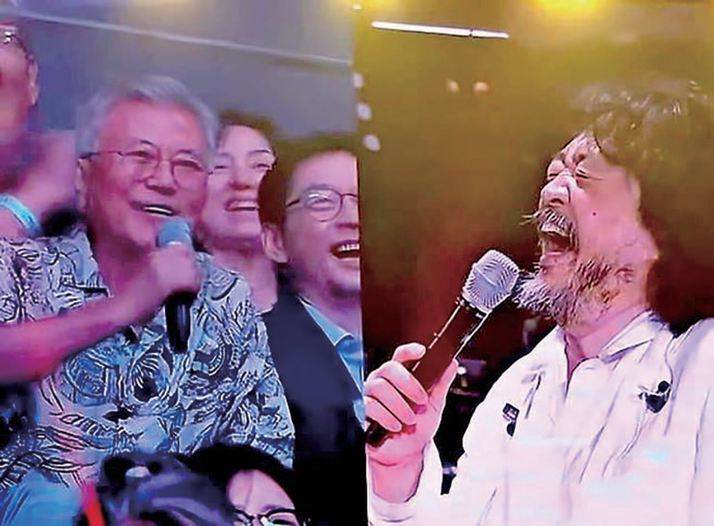 6월29일 인천 영종도 인스파이어 아레나에서 열린 ‘더파워풀’ 토크콘서트에 참석한 문재인 전 대통령이 김어준씨와 대화를 나누는 모습 ⓒ뉴시스