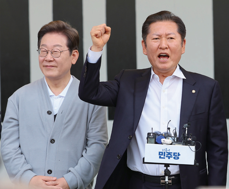 정청래 더불어민주당 의원이 5월11일 더불어민주당 이재명 대선후보(당시) 골목골목 경청투어에서 이 후보 지지발언을 하고 있다. ⓒ연합뉴스