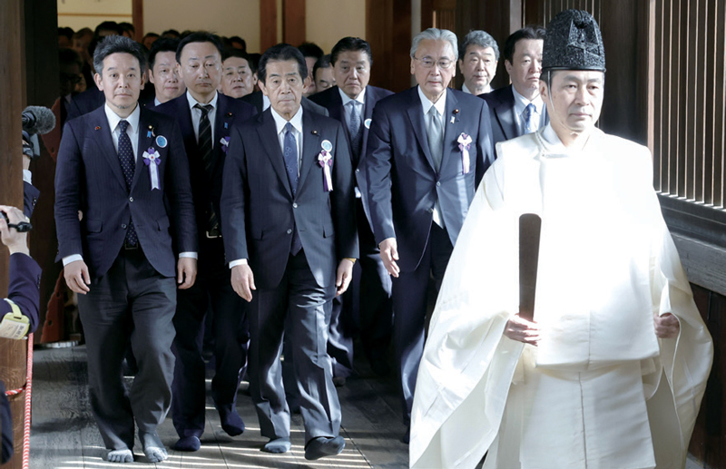 4월22일 일본의 초당파 국회의원들이 도쿄 야스쿠니 신사를 방문해 3일간 열리는 춘계 예대제 기간 중 참배를 하고 있다. ⓒKyodo 연합