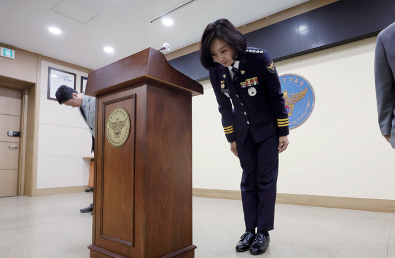 강은미 경기 화성동탄경찰서장이 5월28일 경기남부경찰청에서 동탄 납치살인 사건에 대해 공식 사과하며 고개를 숙이고 있다. ⓒ연합뉴스