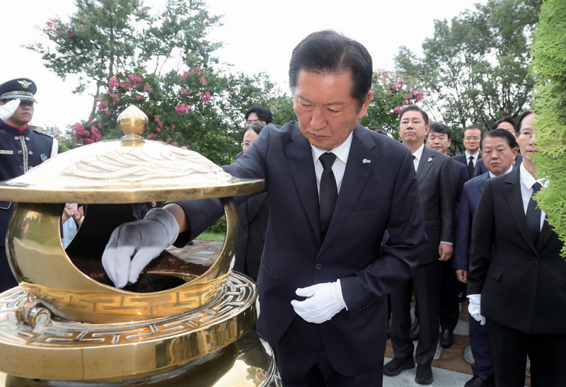 정청래 더불어민주당 대표가 8월4일 서울 동작구 국립서울현충원 내 김대중 전 대통령 묘역을 찾아 참배하고 있다. ⓒ연합뉴스