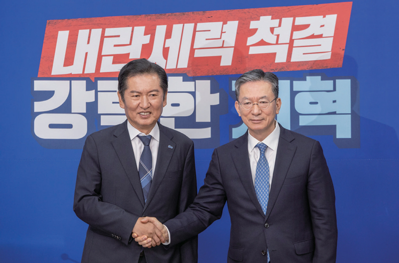 정청래 더불어민주당 대표(왼쪽)가 8월6일 정성호 법무부 장관을 국회에서 접견하며 악수를 하고 있다. ⓒ연합뉴스