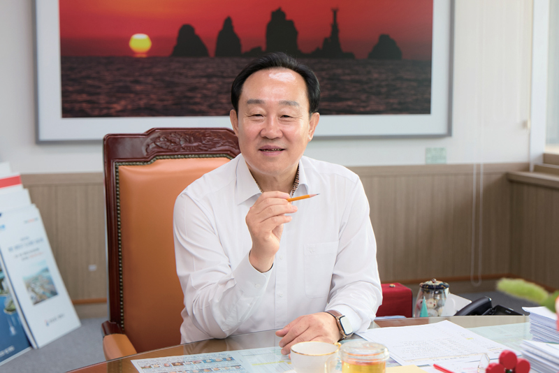 천영기 통영시장은 시사저널과 인터뷰에서 ‘복합 해양레저관광도시 조성사업’ 선정은 통영의 미래 100년을 책임질 대전환의 시작점이라고 강조했다. ⓒ통영시 제공