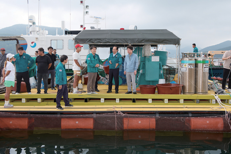 천영기 통영시장(오른쪽 두 번째)이 7월17일 가두리 양식장을 방문해 여름철 적조·고수온 피해 예방 및 지원방안에 대해 논의하고 있다. ⓒ통영시 제공