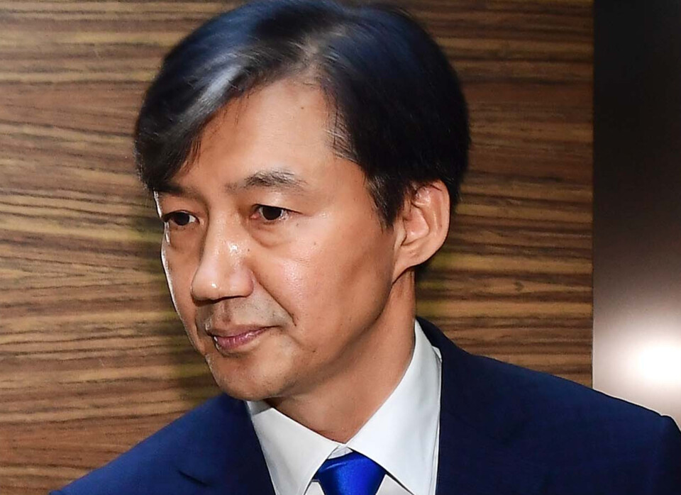 조국 전 조국혁신당 대표가 서울대학교의 교수직 해임 결정에 불복해 교육부를 상대로 제기한 행정소송을 취하한 것으로 알려졌다. 문재인 정부에서 법무부 장관으로 지명된 지난 2019년 8월 조 전 대표(당시 청와대 민정수석) 자료사진. ⓒ연합뉴스