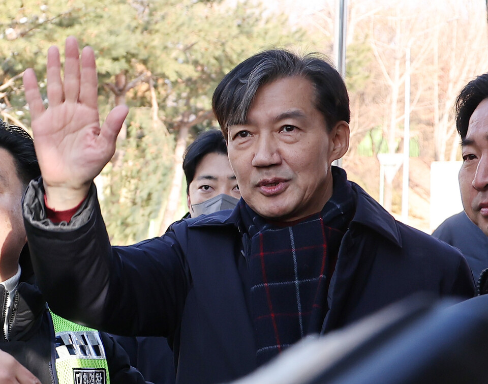 조국혁신당 조국 전 대표가 지난 12월16일 오전 경기도 의왕 서울구치소 앞에서 수감되기 전 지지자들을 향해 손을 흔들고 있다. ⓒ연합뉴스