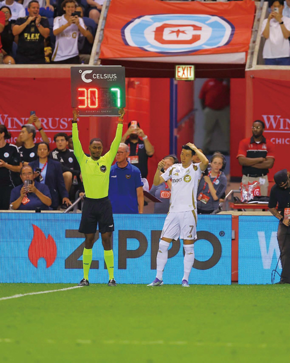 손흥민이 8월10일(한국시간) 미 메이저리그사커(MLS) LAFC와 시카고 파이어의 경기에 교체로 들어갈 준비를 하는 모습 ⓒLAFC SNS 캡처