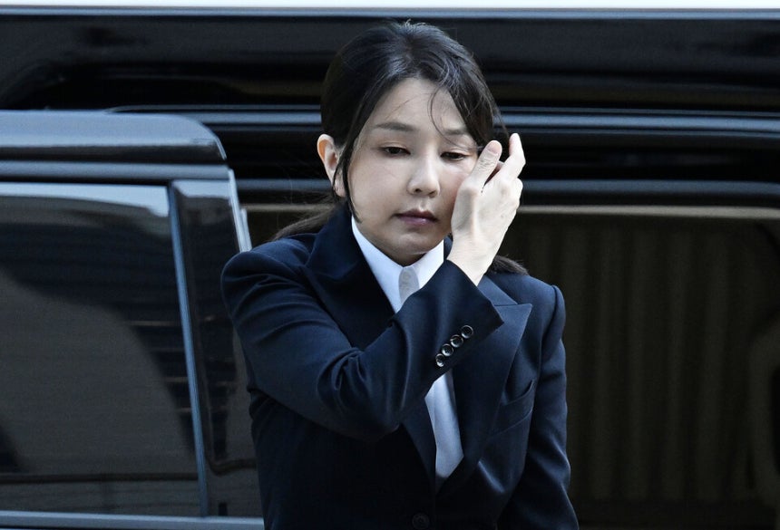 윤석열 전 대통령 배우자 김건희 여사가 12일 구속 전 피의자 심문(영장실질심사)을 받기 위해 서울 서초구 서울중앙지법에 출석하고 있다. ⓒ연합뉴스