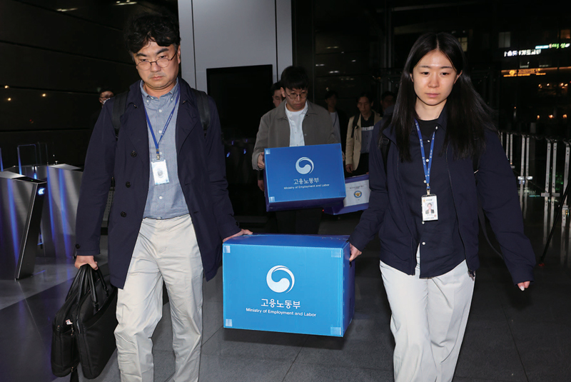 고용노동부는 4월25일 경기도 광명시 신안산선 지하터널 공사장 붕괴 사고와 관련해 포스코이앤씨 인천 본사를 압수수색했다. ⓒ연합뉴스