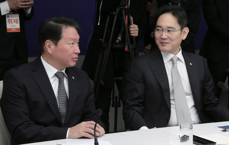이재용 삼성전자 회장(오른쪽)과 최태원 SK그룹 회장 ⓒ연합뉴스