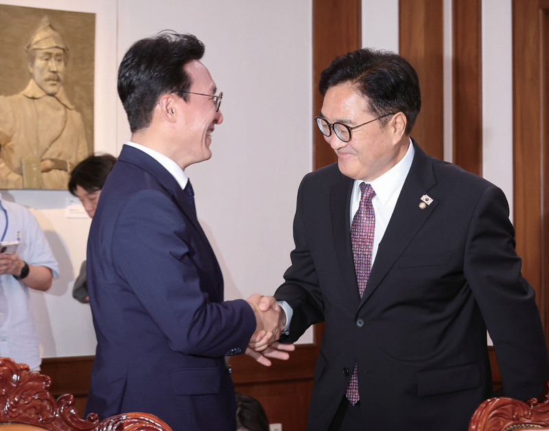 우원식 국회의장(오른쪽)이 7월4일 국회의장실을 예방한 김민석 국무총리와 인사하고 있다. ⓒ연합뉴스