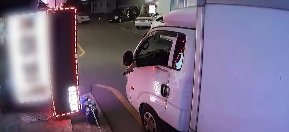 리모컨 하나로 ‘전광판 먹통’ 만들었다…업계 종사자의 신종 사기 수법