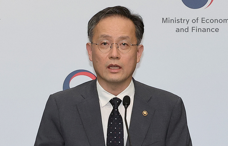 7월29일 이형일 기획재정부 1차관(가운데)이 정부세종청사에서 2025 세제개편안 브리핑을 하고 있다. ⓒ연합뉴스