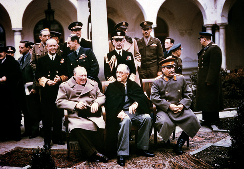 윈스턴 처칠 영국 총리(왼쪽부터 앉은 순서대로), 프랭클린D 루스벨트 미국 대통령, 소련의 요제프 스탈린은 1945년 2월4일부터 11일까지 얄타에서 회담을 가졌다. ⓒDPA 연합