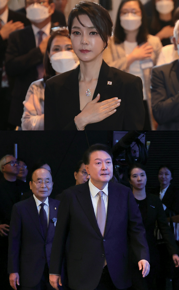 이봉관 회장이 준 명품 목걸이를 착용한 김건희 여사(위쪽 사진)와 윤석열 전 대통령이 국가조찬기도회에 참석해 이회장과 함께 이동하는 모습 ⓒ연합뉴스·뉴시스