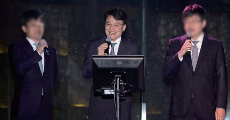 이 회장의 부인 추도식에서 박성근 변호사(가운데)를 포함한 사위 3명이 무대에 올라 노래하는 모습 ⓒ서희건설 홈페이지