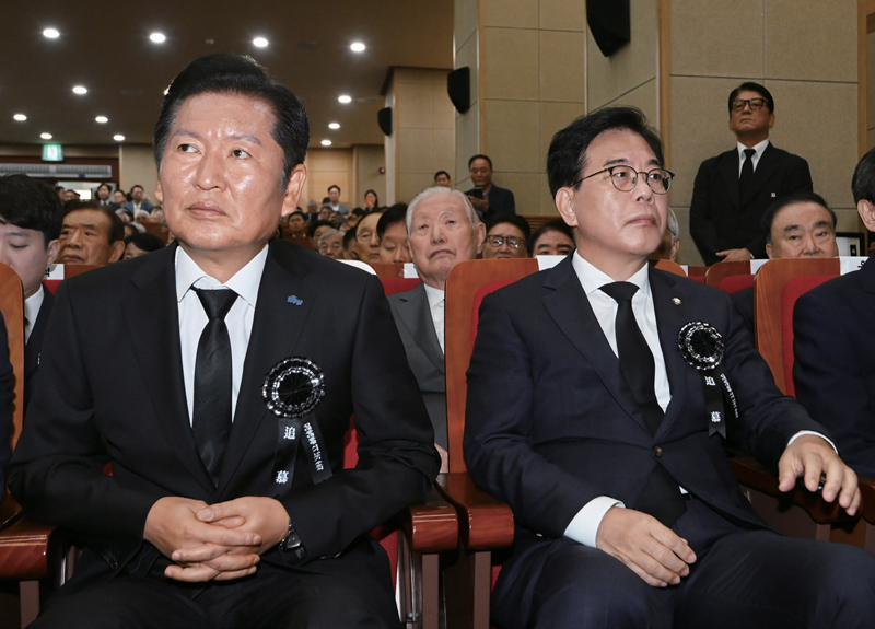 정청래 더불어민주당 대표(왼쪽)와 송언석 국민의힘 비상대책위원장 겸 원내대표가 8월18일 서울 동작구 국립서울현충원 현충관에서 열린 ‘김대중 전 대통령 서거 16주기 추도식’에 참석하고 있다. ⓒ시사저널 이종현