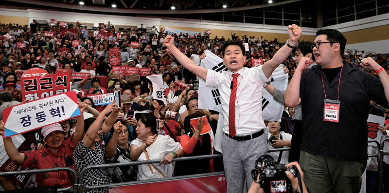 전직 한국사 강사 전한길씨가 8월8일 대구 북구 엑스코에서 열린 국민의힘 제6차 전당대회 합동연설회에서특정 후보를 지지하며 찬탄(탄핵 찬성)파 후보가 등장할 때마다 ‘배신자’란 구호를 외치고 있다. ⓒ뉴시스