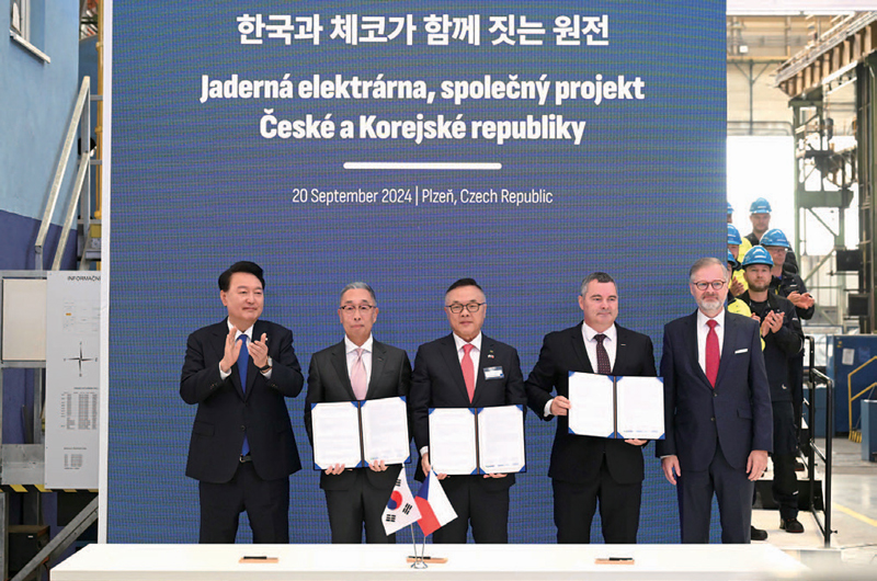 윤석열 당시 대통령(왼쪽)과 페트르 피알라 체코 총리(오른쪽)가 2024년 9월20일(현지시간) 체코 플젠 산업단지 내 두산스코다파워 공장에서 박지원 두산에너빌리티 회장(왼쪽 두 번째), 황주호 한국수력원자력 사장, 다니엘 프로 차스카 두산스코다파워 대표 간 체코 원전 사업 터빈 공급 확정 MOU에 참석해 있다. ⓒ연합뉴스