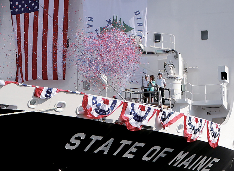 일레인 차오 전 미국 교통부 장관이 8월26일(현지시간) 미국 필라델피아 한화 필리조선소에서 열린 ‘스테이트 오브 메인’호 명명식에서 박수를 치고 있다. ⓒ연합뉴스