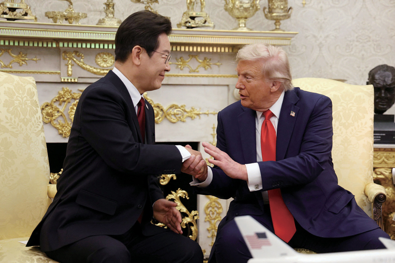 이재명 대통령과 도널드 트럼프 미국 대통령이 8월25일(현지시간) 미국 워싱턴DC 백악관에서 정상회담을 하며 악수하고 있다. ⓒ연합뉴스